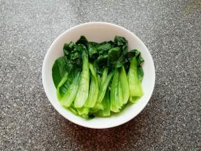 大骨头洗干净，凉水入锅焯一下，捞出冲洗干净，放入砂锅加水没过骨头，加入生姜、大葱和八角慢炖一个小时以上，等到骨汤变白变浓关火备用。 青菜洗干净焯水。