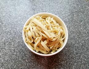 豆腐皮洗干净切成细丝焯熟备用。