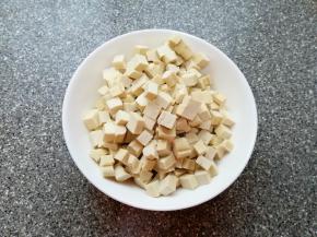 豆腐干洗干净切成小丁。