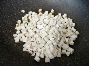 炒锅烧热倒入适量的食用油，下入豆腐干。