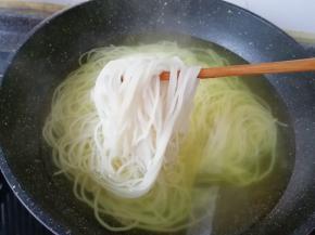 南一味的米线是真空包装半干的，所以取出稍微用水泡一下就可以煮了。 米线煮熟捞出过一下凉水备用。