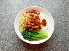 取一个碗，放入煮好的米线，依次放入青菜、豆腐皮、花生米和炒好的豆腐干，根据自己的口味放盐和鸡精(喜欢吃辣椒的可以放一些辣椒）。