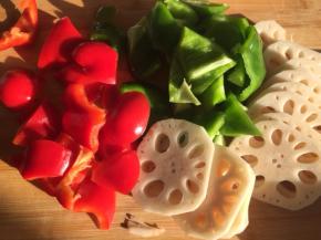 辣椒切块，藕去皮切片