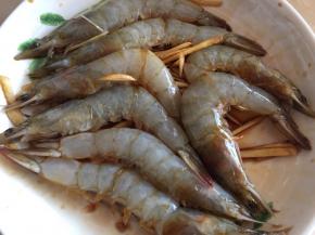 裹满腌制料，盖保鲜膜，冰箱冷藏三个小时以上