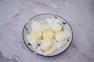 日本豆腐放入玉米淀粉中沾裹上一层薄薄的淀粉备用