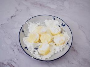 日本豆腐放入玉米淀粉中沾裹上一层薄薄的淀粉备用