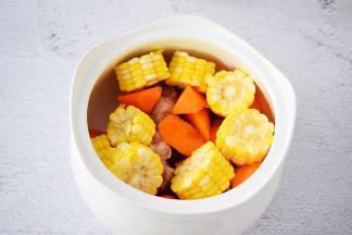 放入胡萝卜和玉米