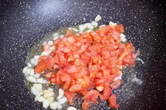 加入番茄翻炒至出汁