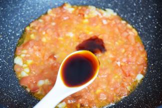 加入生抽，翻炒均匀