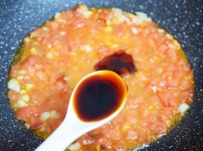 加入生抽，翻炒均匀