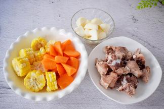 猪杂骨斩小块焯去血水，控干水分备用，胡萝卜去皮切小块，玉米切小块，马蹄对半切开，这里我用的是猪杂骨，因熬出来的汤比较浓，熬后的猪杂骨上的肉很嫩，我女儿特别喜欢吃，所以我比较常用猪杂骨来熬汤，当然这根据你自己喜好，也可以用龙骨或者排骨。