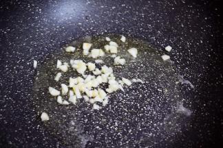 原锅留少许底油，放入蒜末爆香