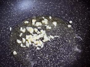 原锅留少许底油，放入蒜末爆香