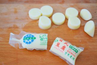 日本豆腐先切半切开，再从袋子挤出切成均匀大小的小块