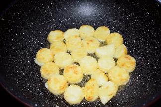 小火煎至一面金黄色再翻另一面小火煎至金黄色