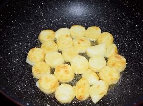 小火煎至一面金黄色再翻另一面小火煎至金黄色