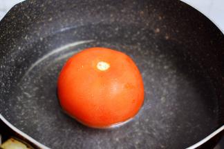 用开水烫一下，烫至皮开就可以了
