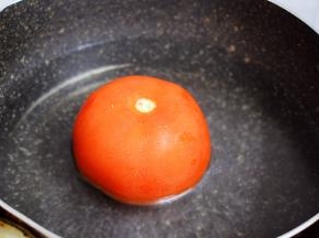 用开水烫一下，烫至皮开就可以了
