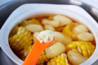 出锅前根据自己的口味，调入鸡精