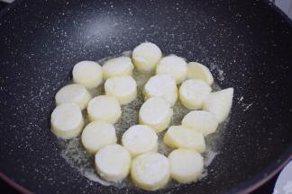 锅中倒入适量的食用油烧热，放入日本豆腐