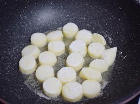 锅中倒入适量的食用油烧热，放入日本豆腐