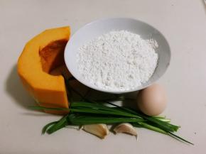 准备好食材：南瓜，面粉，鸡蛋，青蒜，蒜瓣