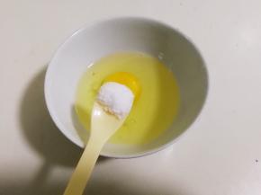 鸡蛋打入碗中放少许盐