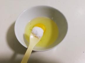 鸡蛋打入碗中放少许盐