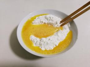 将蛋液倒入面粉中