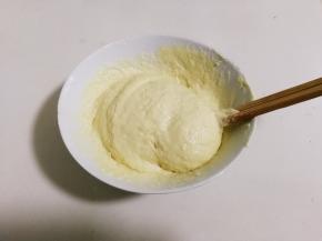 再放入适量清水，用筷子顺时针搅拌成稀的面团，静置十分钟