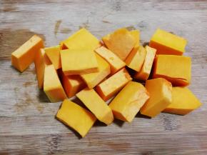 南瓜削去皮切成块