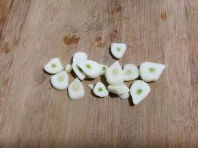 蒜瓣剥去皮切成片