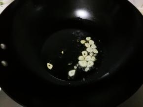 热锅凉油放入蒜片煎出香味