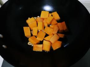放入南瓜煸炒