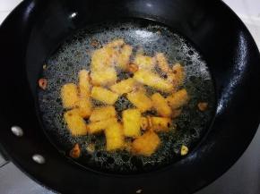 放入适量清水烧开