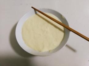 将碗中面团表面沾满水，筷子也沾上水