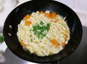 放入青蒜拌匀
