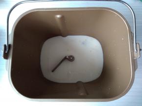 将牛奶、蛋液、糖和盐倒入倒入面粉，在面粉顶端加入酵母面包桶内