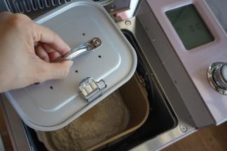 将面包桶放入到东菱JD08面包机里，选择和面程序10分钟