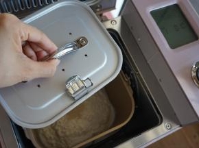 将面包桶放入到东菱JD08面包机里，选择和面程序10分钟