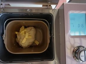 第一次和面结束时，加入切成小块的黄油，选择和面15分钟