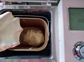 面团已经接近完全阶段了，将面团留在面包桶内，盖上盖子，面团发酵两倍大