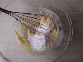 在等待发酵的时候可以制作馅料，馅料配方看简介里有，将黄油软化加上糖粉搅拌