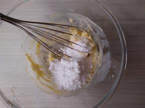 在等待发酵的时候可以制作馅料，馅料配方看简介里有，将黄油软化加上糖粉搅拌