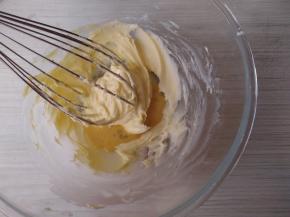 打至黄油体积膨大，颜色变浅，分多次加入蛋液拌匀，不要一下子倒入蛋液