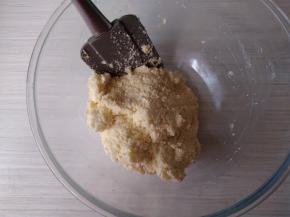 再倒入一点点牛奶拌匀