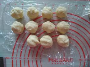 将馅料分成11份，大概20克/份，搓圆