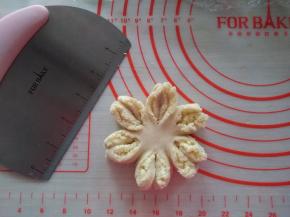 每两瓣为一组，右边的向左拧，左边的向右拧，两瓣捏合在一起