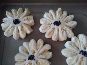 放入东菱K40C烤箱，再放一碗热水，用烤箱的发酵档发酵40分钟左右。在发酵好的面包胚刷一层蛋液，中间粘上一些黑芝麻