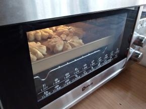 放入已经预热好165度的东菱K40C烤箱中下层，烘烤15-18分钟左右